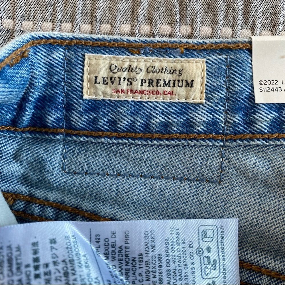 NWT Levi’s 501 Original Jeans Outside Theater Light Wash Straight Leg Denim 28 - Picture 11 of 15